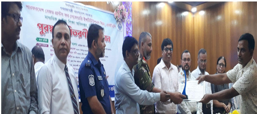 মির্জাপুরে শিক্ষা মন্ত্রণালয়ের অর্থায়নে কৃতি শিক্ষার্থীদের পুরষ্কার