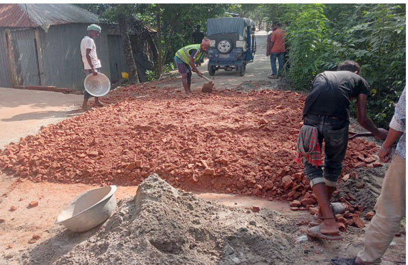 মির্জাপুরে বড়দাম ও পারদিঘী ভেঙ্গে যাওয়া রাস্তা মেরামত করে দিলেন ইউএনও – উপজেলা প্রকৌশলী