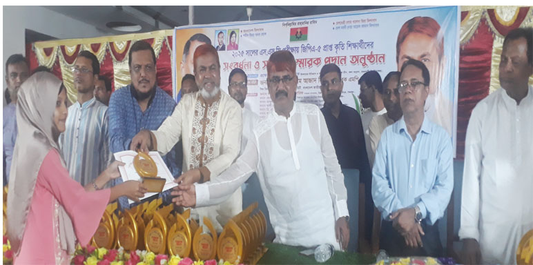 মির্জাপুরে এসএসসিতে জিপিএ-৫ প্রাপ্ত কৃতি শিক্ষার্থীদের সংবর্ধনা ও সম্মাননা স্মারক প্রদান
