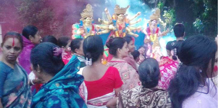 মির্জাপুরে চোখের জলে গভীর রাতে ২৫৭ মন্ডপের প্রতিমা বিসর্জন