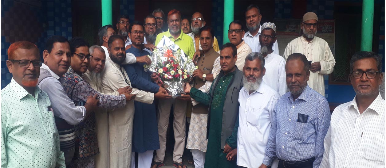 আবুল কালাম আজাদ সিদ্দিকীকে মাধ্যমিক শিক্ষক সমিতির পক্ষ থেকে ফুলেল শুভেচ্ছা