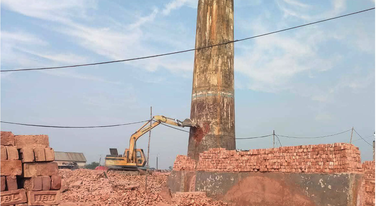 মির্জাপুরে ইটভাটায় অভিযান চালিয়ে ভেঙ্গে দিল যৌথবাহিনী