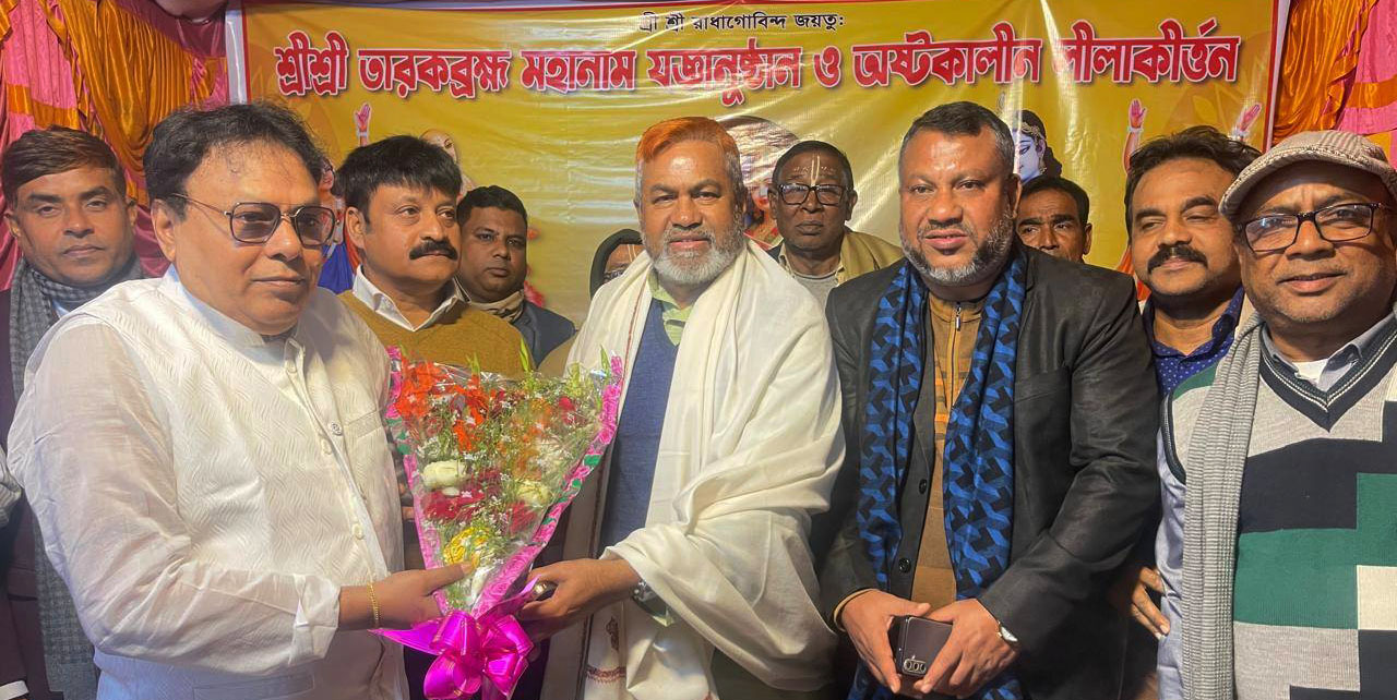 মির্জাপুরে রণদা নাট মন্দিরে আবুল কালাম আজাদকে ফুলেল শুভেচ্ছা