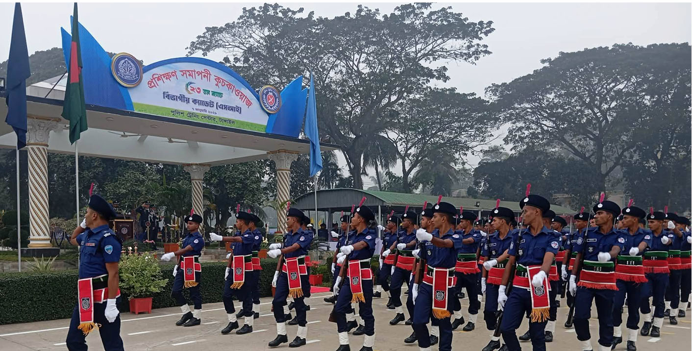মির্জাপুরে পুলিশ ট্রেনিং সেন্টারে বিভাগীয় ক্যাডেট এসআইদের প্রশিক্ষণ সমাপনী কুচকাওয়াজ