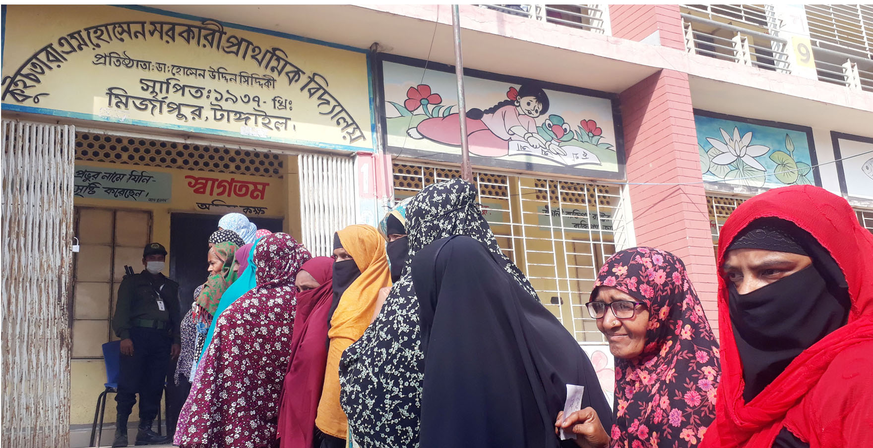 মির্জাপুরে কেন্দ্রে কেন্দ্রে নারী ভোটারদের ছিল উপচেপরা ভিড়