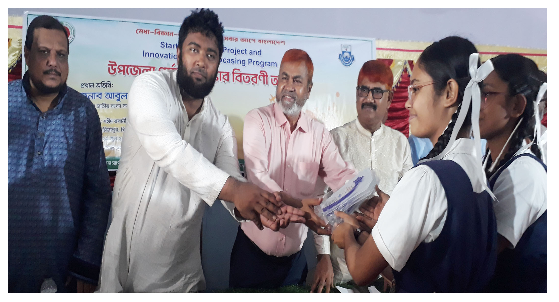 মির্জাপুরে মেধা-বিজ্ঞান-উদ্বাভনী প্রতিযোগিতায় বিজয়ীদের মধ্যে পুরষ্কার বিতরণ