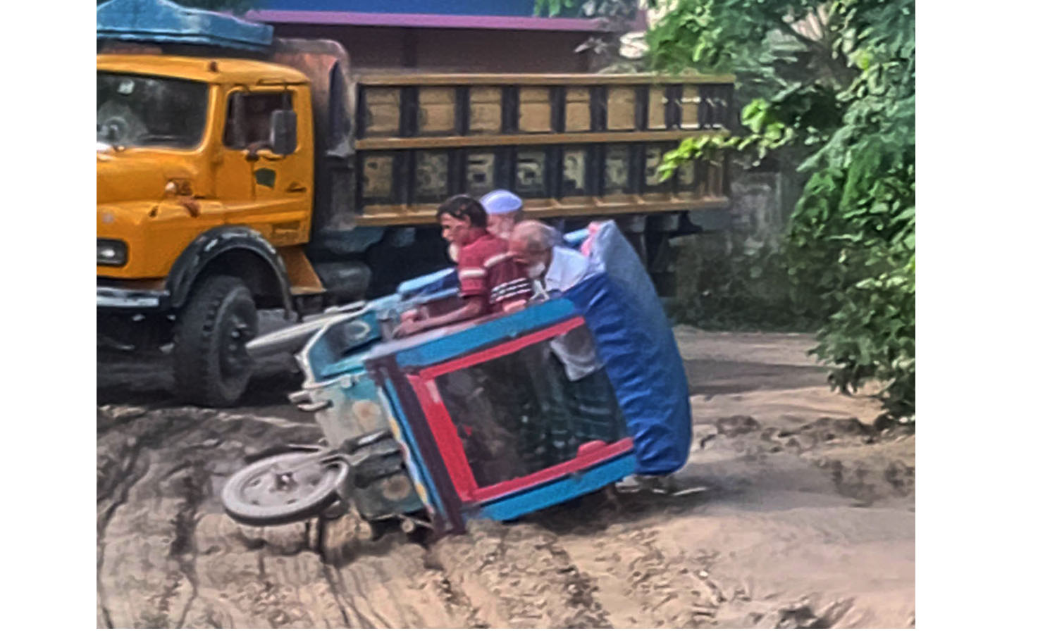 মির্জাপুরে ব্রিজের দুই পাশে ৩০০শ ফুট এপ্রোচ নির্মান না হওয়ায় দুর্ভোগ