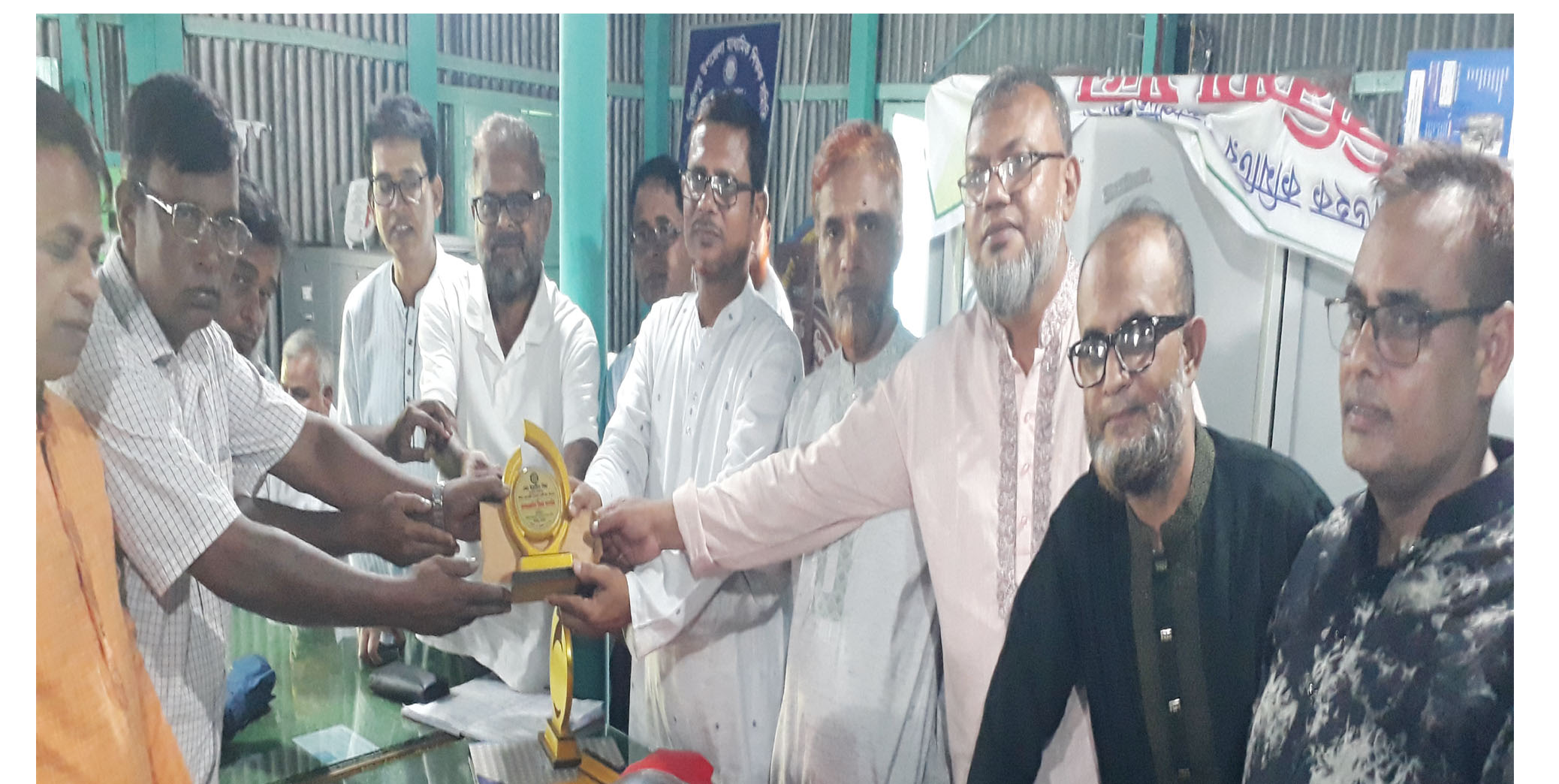 মির্জাপুরে মাধ্যমিক বিদ্যালয়ের শিক্ষক-কর্মচারীদের অবসরকালিন অর্থ ও ক্রেস্ট প্রদান