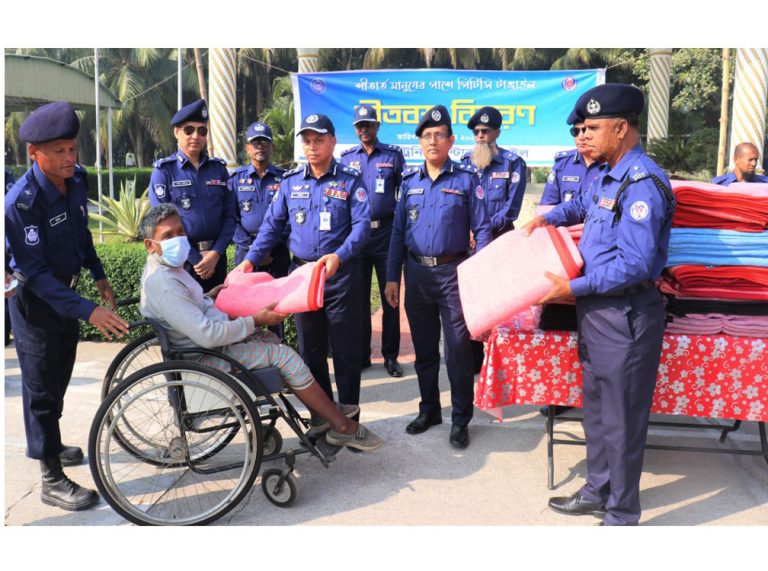 মির্জাপুরে মহেড়া পুলিশ ট্রেনিং সেন্টারে সুবিধা বঞ্চিতদের মাঝে শীতের কম্বল বিতরণ