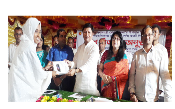 মির্জাপুরে মেধাবী শিক্ষার্থীদের মাঝে প্রধান মন্ত্রীর উপহার বিনামুল্যে ট্যাব বিতরন