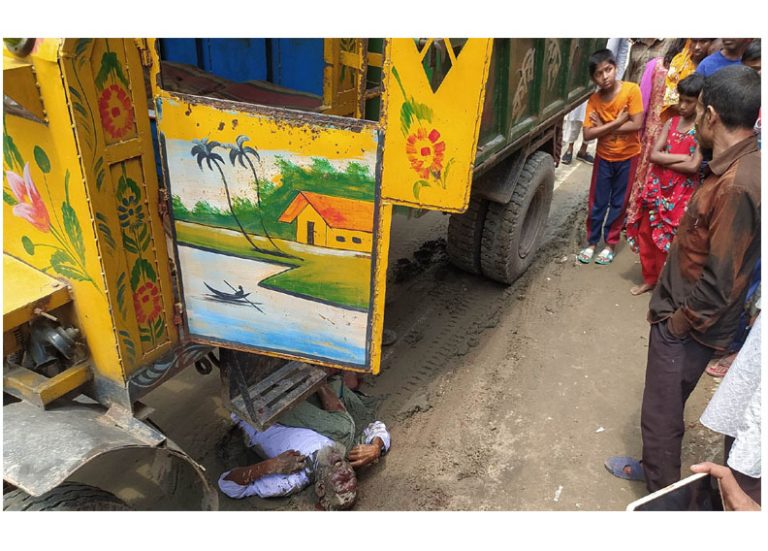 মির্জাপুরে গোড়াই-সখীপুর আঞ্চলিক রোডে অবৈধ ভাবে চাঁদা উত্তোলনের সময় ট্রাক্টর চাপায় বৃদ্ধ নিহত