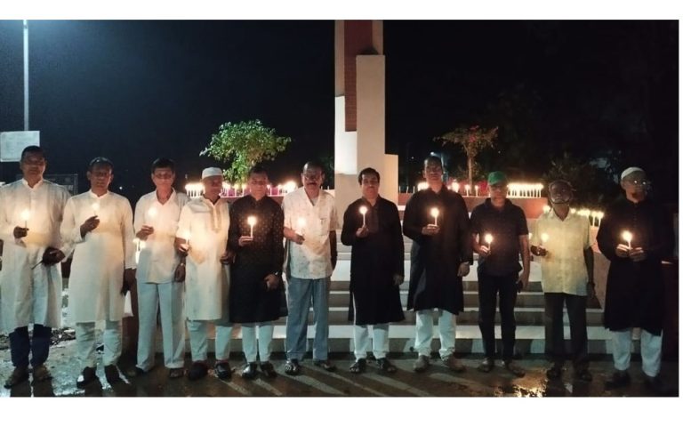 মির্জাপুরে মোমবাতি প্রজ্জলনের মাধ্যমে ২৫ মার্চ গণহত্যা দিবসে শহীদদের স্মরণ