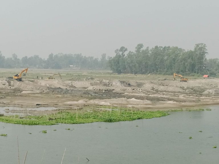 মির্জাপুরে বন্ধ হচ্ছে না অবৈধভাবে বালু উত্তোলন