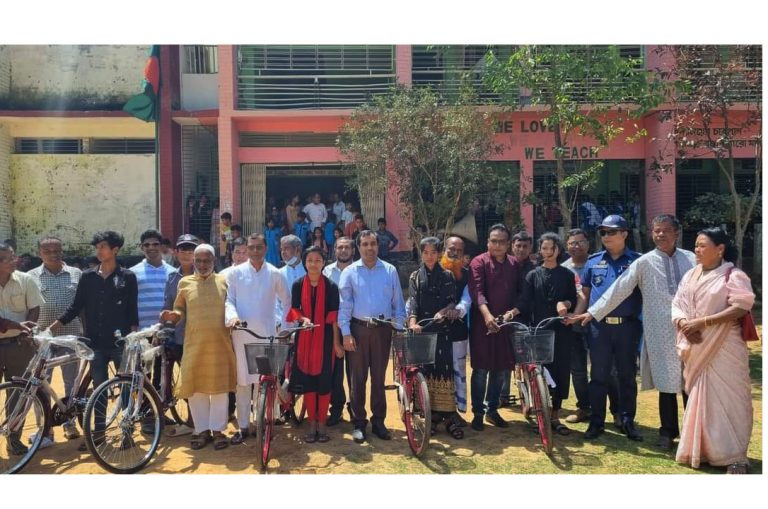 মির্জাপুরে ক্ষুদ্র-নৃগোষ্টি শিক্ষার্থীদের মাঝে বাইসাইকেল ও নগদ অর্থ বিতরণ