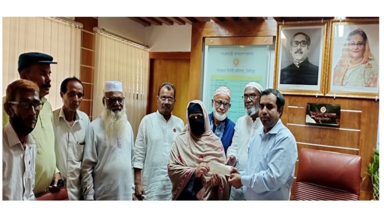 মির্জাপুরে সেই অসুস্থ্য বীর মুক্তিযোদ্ধা লাল মিয়ার চিকিৎসার জন্য পাশে এসে দাড়িয়েছেন ইউএনও হাফিজুর রহমান