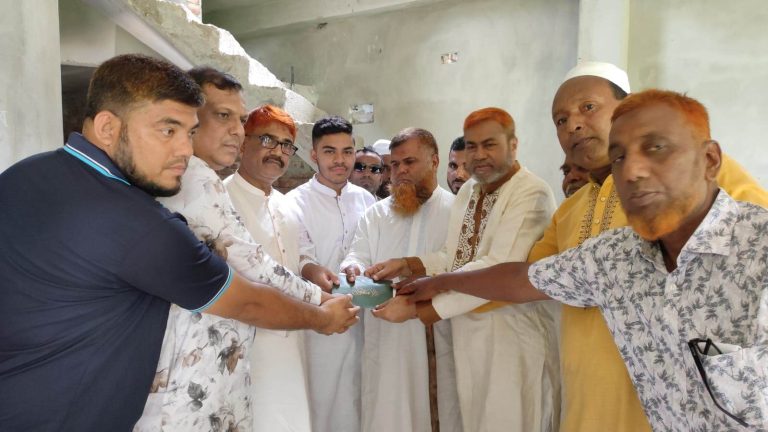 বিএনপি নেতা শাহজাহানকে দলের ভারপ্রাপ্ত চেয়ারম্যান তারেক রহমানের পক্ষ থেকে ঈদ উপহার প্রদান