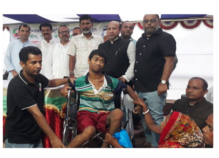 মির্জাপুরে হুইল চেয়ার ও নগদ অর্থ পেল অসহায় পরিবার