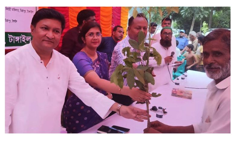 মির্জাপুরে জামুর্কি-ওয়ার্শি ইউনিয়নে বিলুপ্তপ্রায় দুই হাজার দেশীয় ফলজ বৃক্ষের চারা বিতরণ