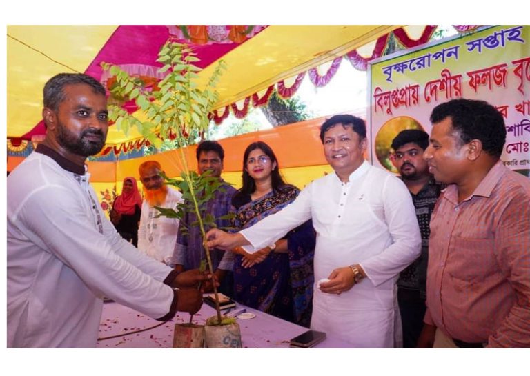 মির্জাপুরে ইউএনওর উদ্যোগে বিলুপ্তপ্রায় ১৪ হাজার দেশীয় ফলজ বৃক্ষের চারা বিনামুল্যে বিতরণ
