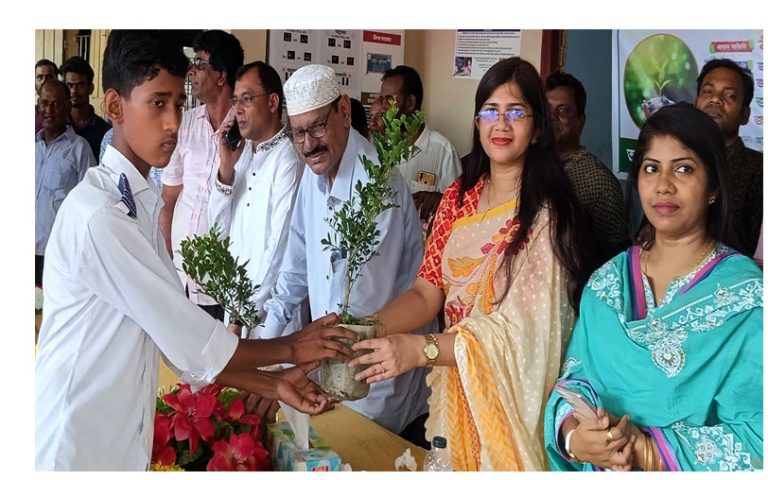 মির্জাপুরে বৃক্ষরোপন সপ্তাহে ইউএনওর উদ্যোগে শিক্ষার্থীদের মাঝে ফলজ বৃক্ষের চারা বিতরণ