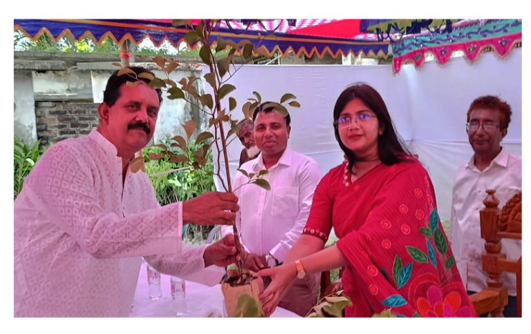 মির্জাপুরে বানাইল ও আনাইতারা ইউনিয়নে বিলুপ্তপ্রায় ফলজ বৃক্ষের চারা বিতরণ