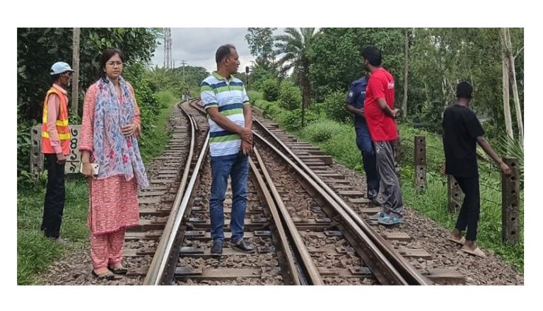 মির্জাপুরে অবৈধ ডিস লাইনের তারে ট্রেনের ছাঁদ থেকে পড়ে যুবক নিহত ইউএনওর ঘটনাস্থল পরিদর্শন
