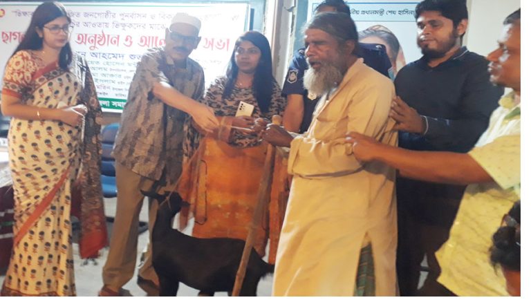 মির্জাপুরে বিক্ষুকদের মাঝে বিনামুল্যে ছাগল বিতরণ